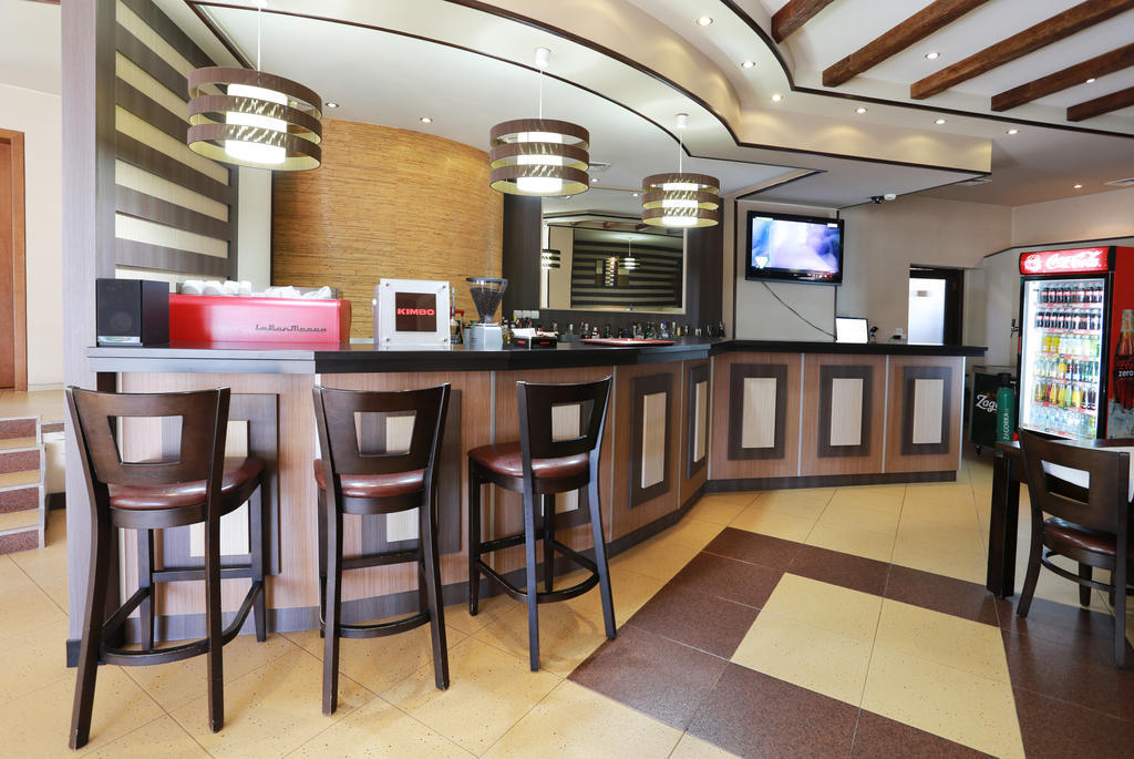 Acropolis Hotel Pazardzhik Buitenkant foto