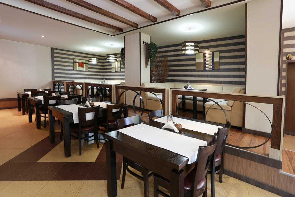 Acropolis Hotel Pazardzhik Buitenkant foto